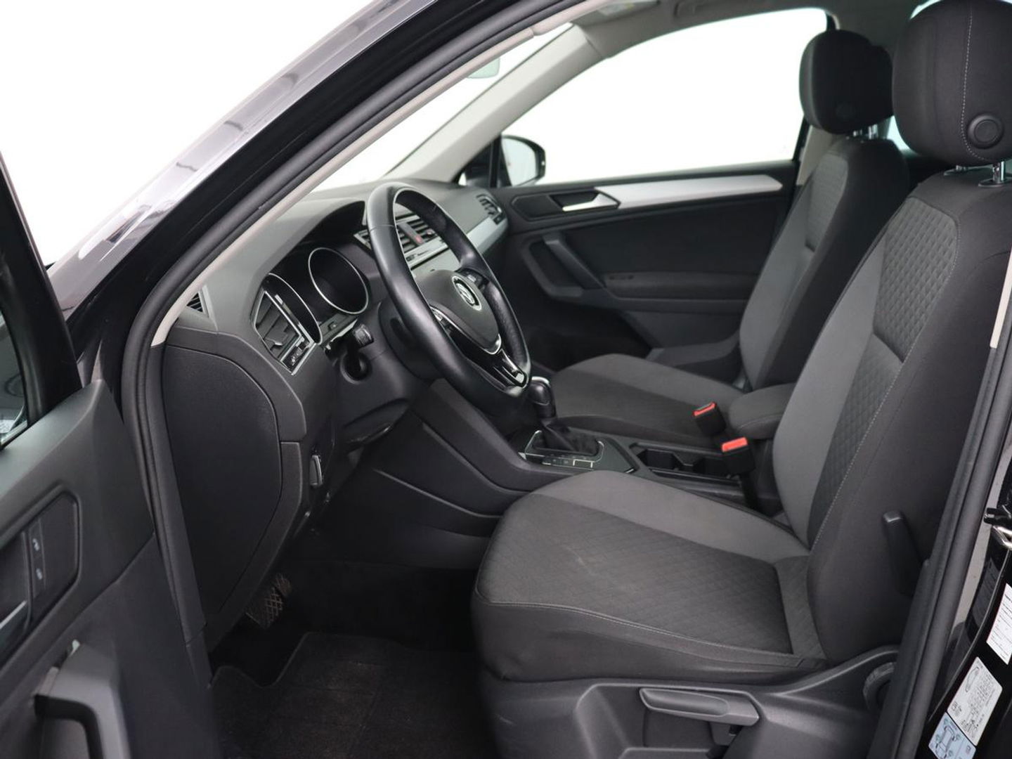 Volkswagen Tiguan 1.5 TSI Comfortline | Carplay | Adaptive cruise | Navigatie | DAB | Parkeerhulp | Climate control | Bluetooth | Getint glas