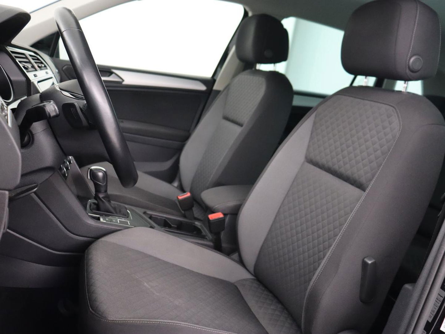 Volkswagen Tiguan 1.5 TSI Comfortline | Carplay | Adaptive cruise | Navigatie | DAB | Parkeerhulp | Climate control | Bluetooth | Getint glas