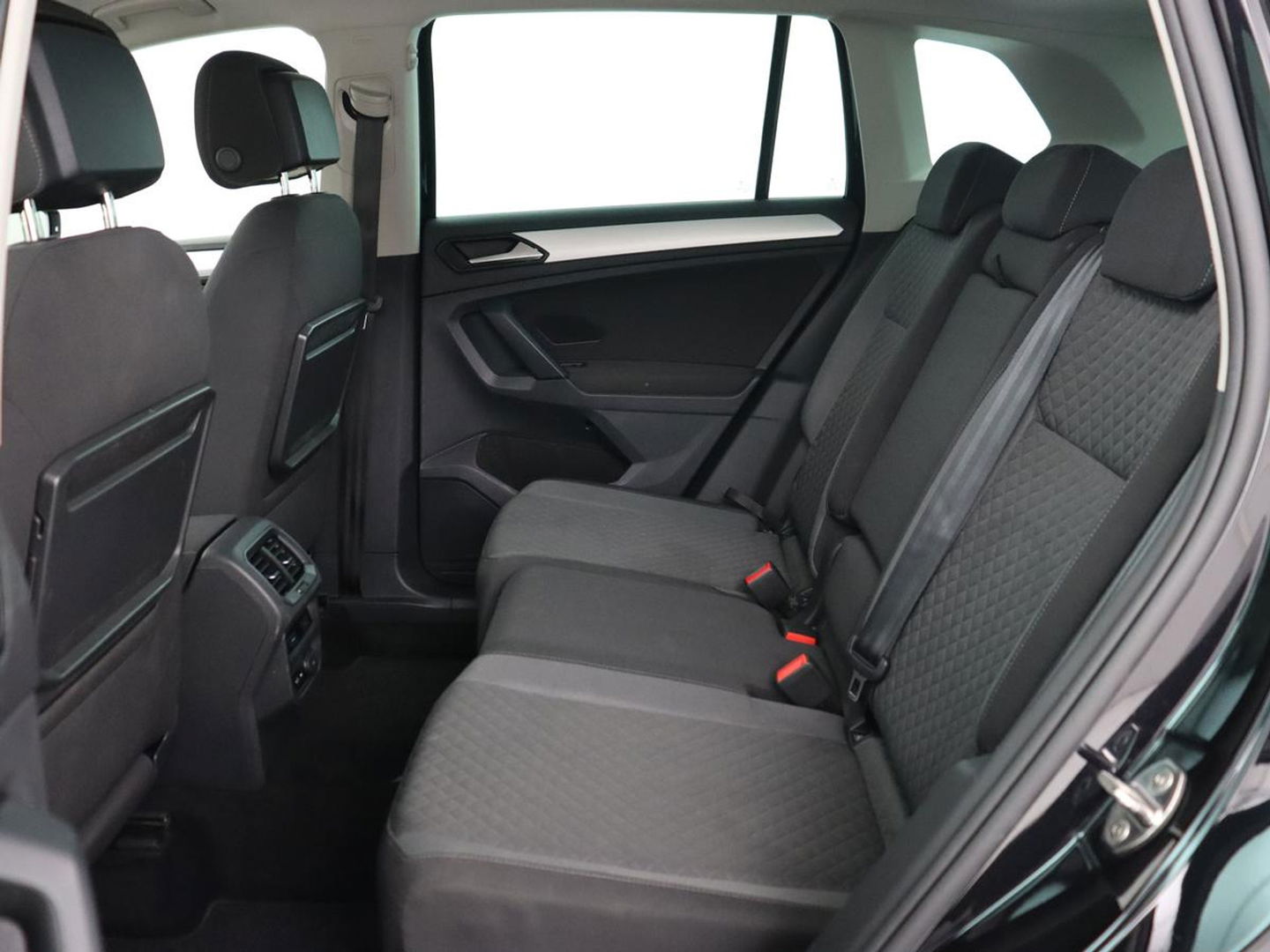 Volkswagen Tiguan 1.5 TSI Comfortline | Carplay | Adaptive cruise | Navigatie | DAB | Parkeerhulp | Climate control | Bluetooth | Getint glas