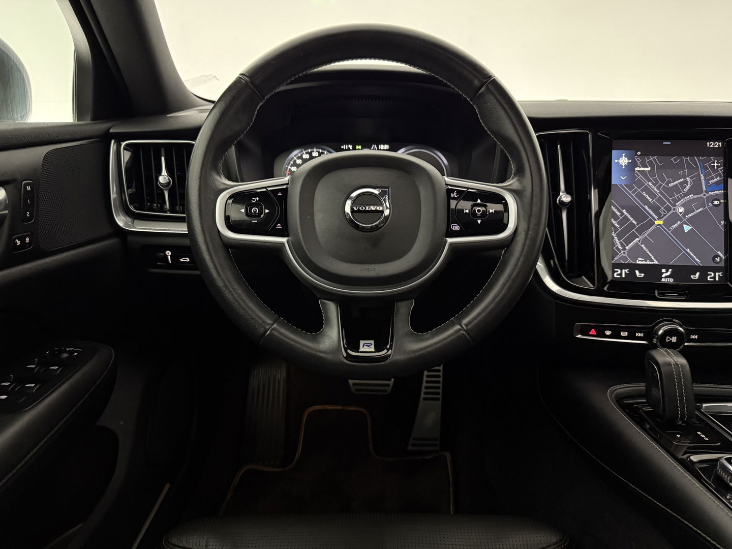 Volvo V60 2.0 T6 Twin Engine AWD 340PK R-Design | Pano | Memory | HuD | Sfeer | Massage | 360° | Trekh. | Stoel/Stuur verwarmd