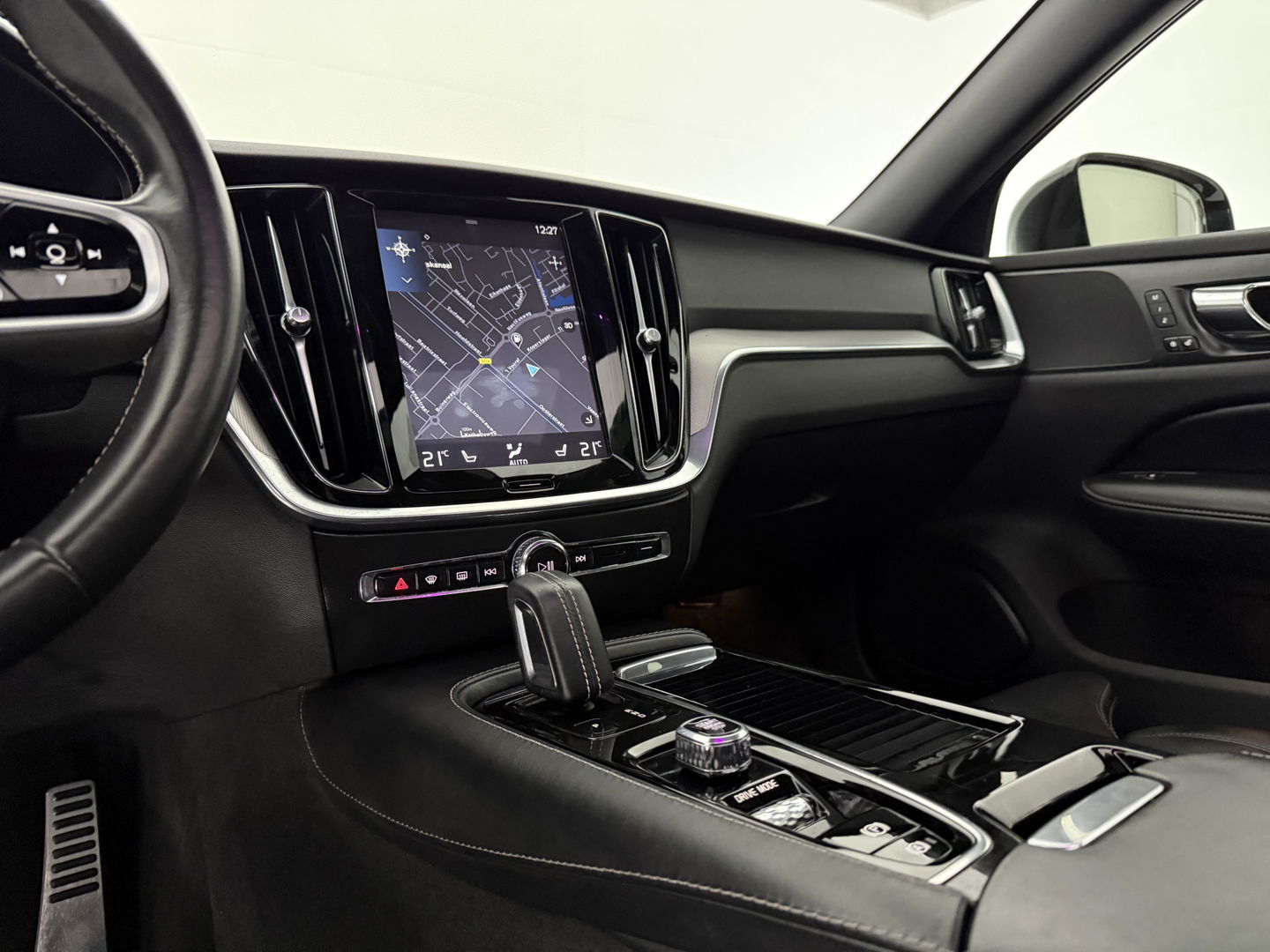 Volvo V60 2.0 T6 Twin Engine AWD 340PK R-Design | Pano | Memory | HuD | Sfeer | Massage | 360° | Trekh. | Stoel/Stuur verwarmd