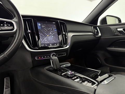 Volvo V60 2.0 T6 Twin Engine AWD 340PK R-Design | Pano | Memory | HuD | Sfeer | Massage | 360° | Trekh. | Stoel/Stuur verwarmd