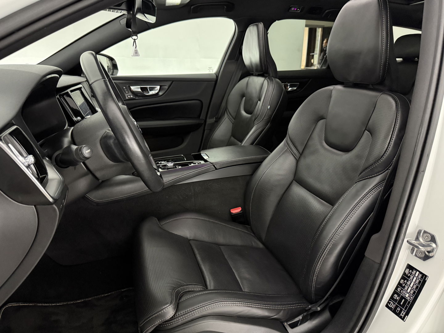 Volvo V60 2.0 T6 Twin Engine AWD 340PK R-Design | Pano | Memory | HuD | Sfeer | Massage | 360° | Trekh. | Stoel/Stuur verwarmd