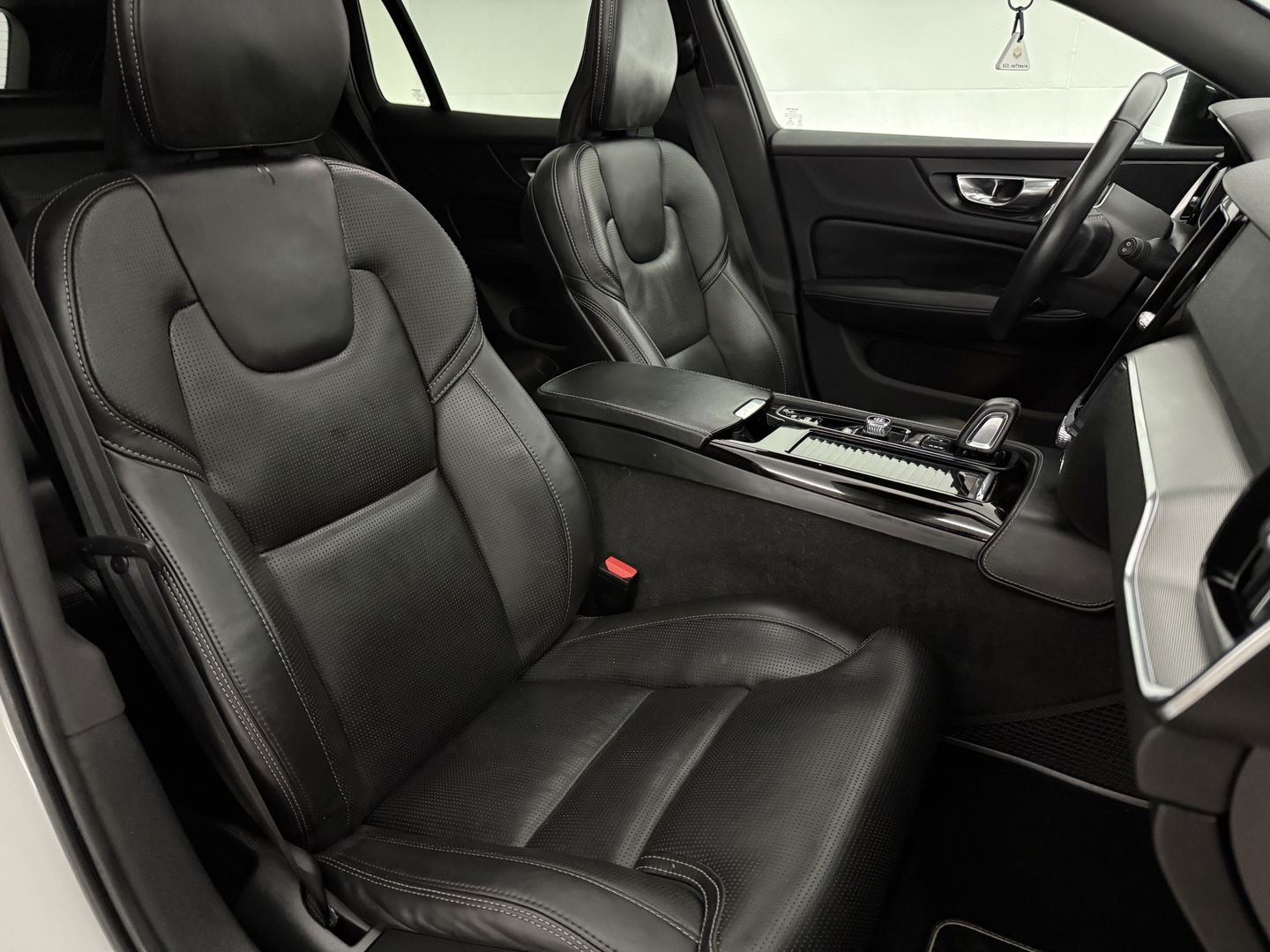 Volvo V60 2.0 T6 Twin Engine AWD 340PK R-Design | Pano | Memory | HuD | Sfeer | Massage | 360° | Trekh. | Stoel/Stuur verwarmd