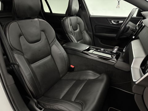 Volvo V60 2.0 T6 Twin Engine AWD 340PK R-Design | Pano | Memory | HuD | Sfeer | Massage | 360° | Trekh. | Stoel/Stuur verwarmd