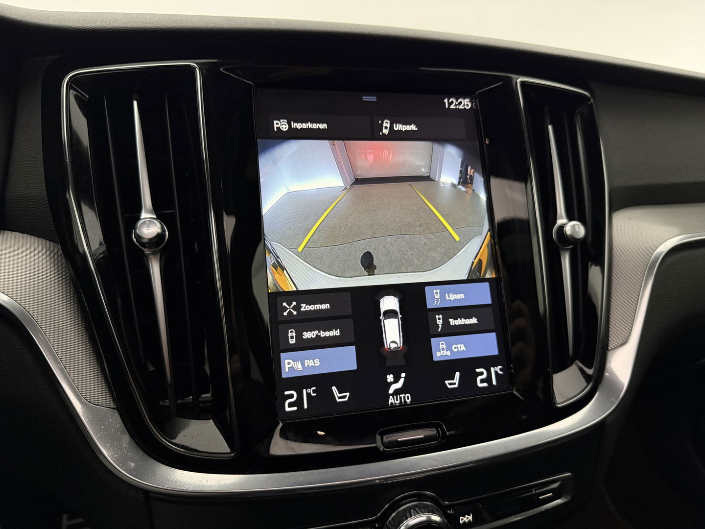 Volvo V60 2.0 T6 Twin Engine AWD 340PK R-Design | Pano | Memory | HuD | Sfeer | Massage | 360° | Trekh. | Stoel/Stuur verwarmd
