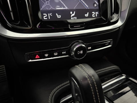 Volvo V60 2.0 T6 Twin Engine AWD 340PK R-Design | Pano | Memory | HuD | Sfeer | Massage | 360° | Trekh. | Stoel/Stuur verwarmd