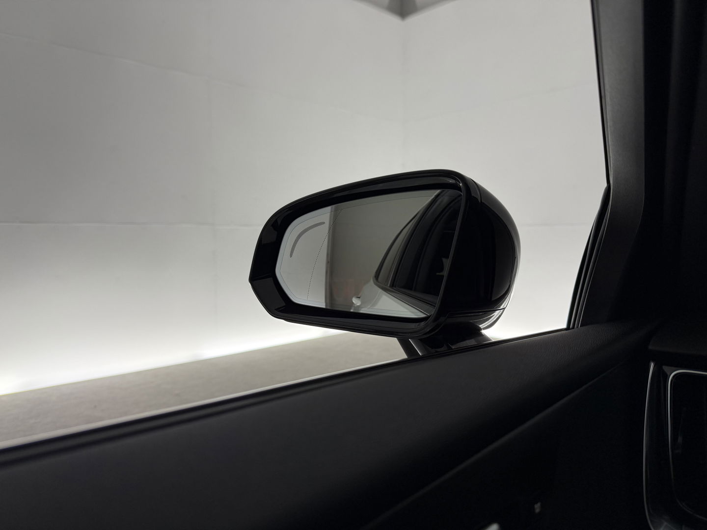 Volvo V60 2.0 T6 Twin Engine AWD 340PK R-Design | Pano | Memory | HuD | Sfeer | Massage | 360° | Trekh. | Stoel/Stuur verwarmd