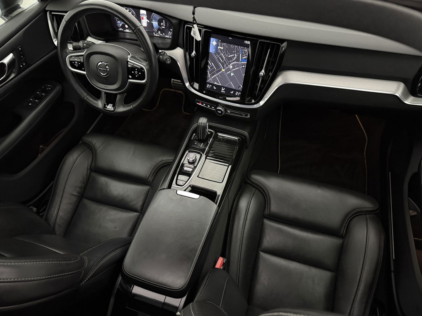 Volvo V60 2.0 T6 Twin Engine AWD 340PK R-Design | Pano | Memory | HuD | Sfeer | Massage | 360° | Trekh. | Stoel/Stuur verwarmd