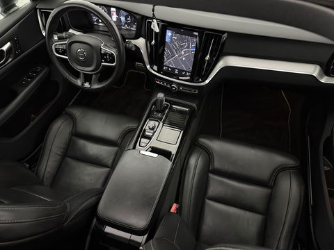 Volvo V60 2.0 T6 Twin Engine AWD 340PK R-Design | Pano | Memory | HuD | Sfeer | Massage | 360° | Trekh. | Stoel/Stuur verwarmd