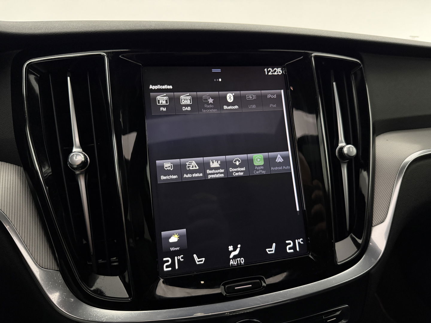 Volvo V60 2.0 T6 Twin Engine AWD 340PK R-Design | Pano | Memory | HuD | Sfeer | Massage | 360° | Trekh. | Stoel/Stuur verwarmd