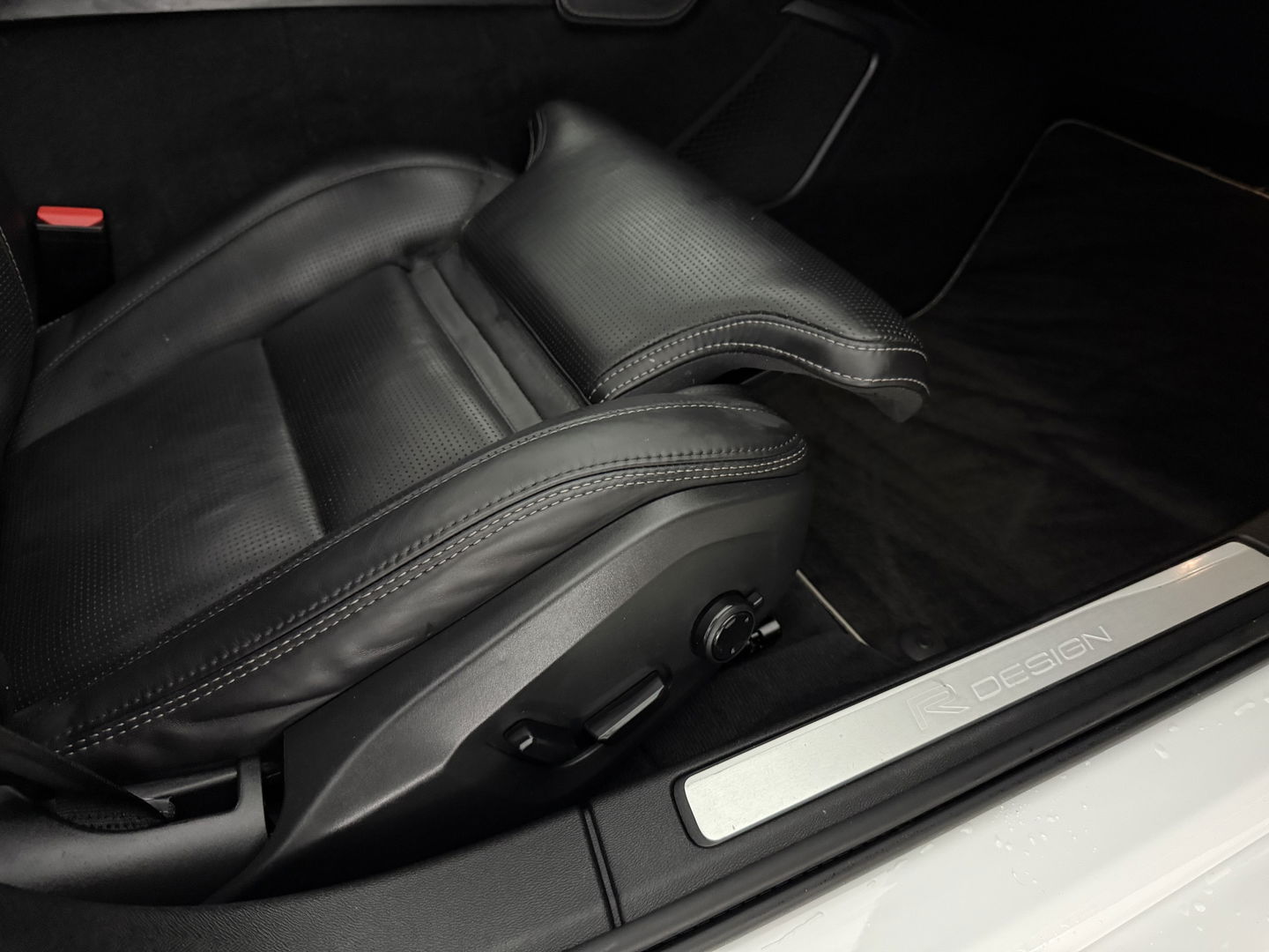 Volvo V60 2.0 T6 Twin Engine AWD 340PK R-Design | Pano | Memory | HuD | Sfeer | Massage | 360° | Trekh. | Stoel/Stuur verwarmd