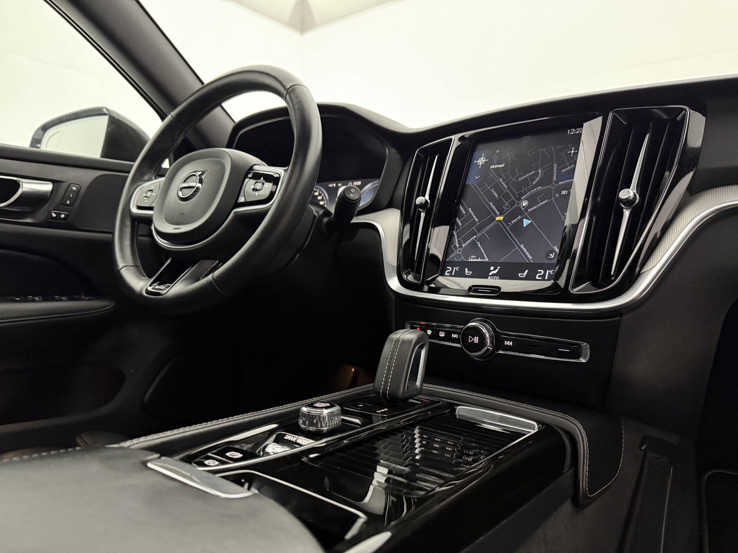 Volvo V60 2.0 T6 Twin Engine AWD 340PK R-Design | Pano | Memory | HuD | Sfeer | Massage | 360° | Trekh. | Stoel/Stuur verwarmd