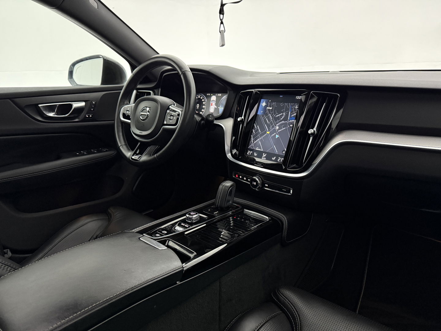 Volvo V60 2.0 T6 Twin Engine AWD 340PK R-Design | Pano | Memory | HuD | Sfeer | Massage | 360° | Trekh. | Stoel/Stuur verwarmd