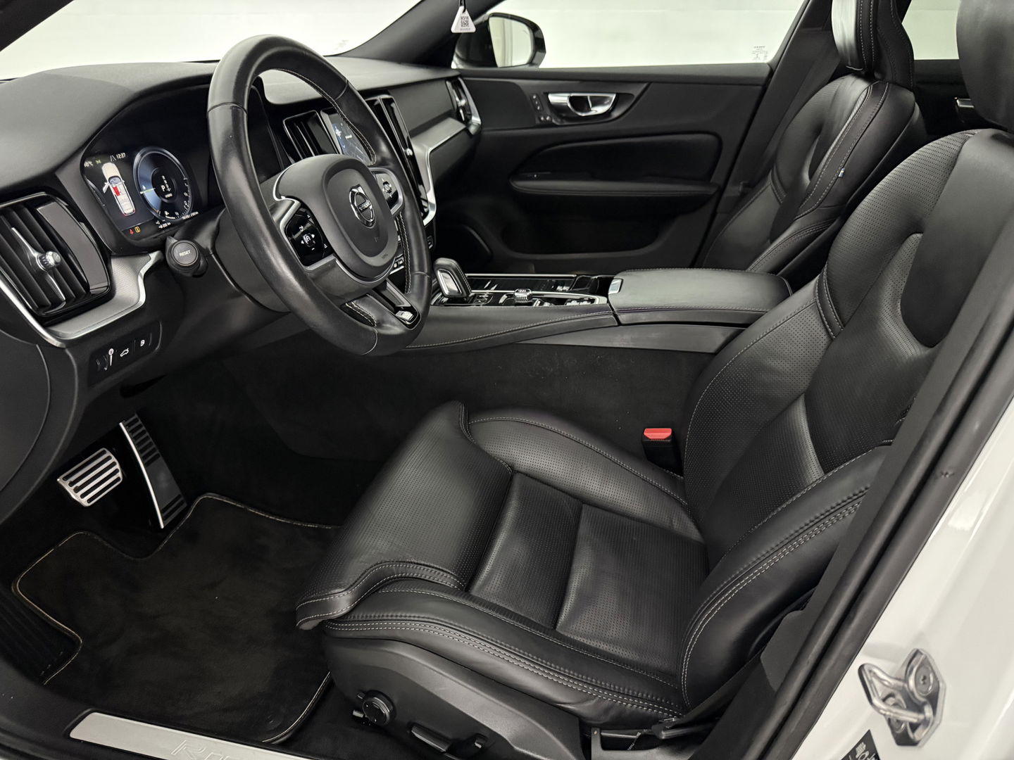 Volvo V60 2.0 T6 Twin Engine AWD 340PK R-Design | Pano | Memory | HuD | Sfeer | Massage | 360° | Trekh. | Stoel/Stuur verwarmd
