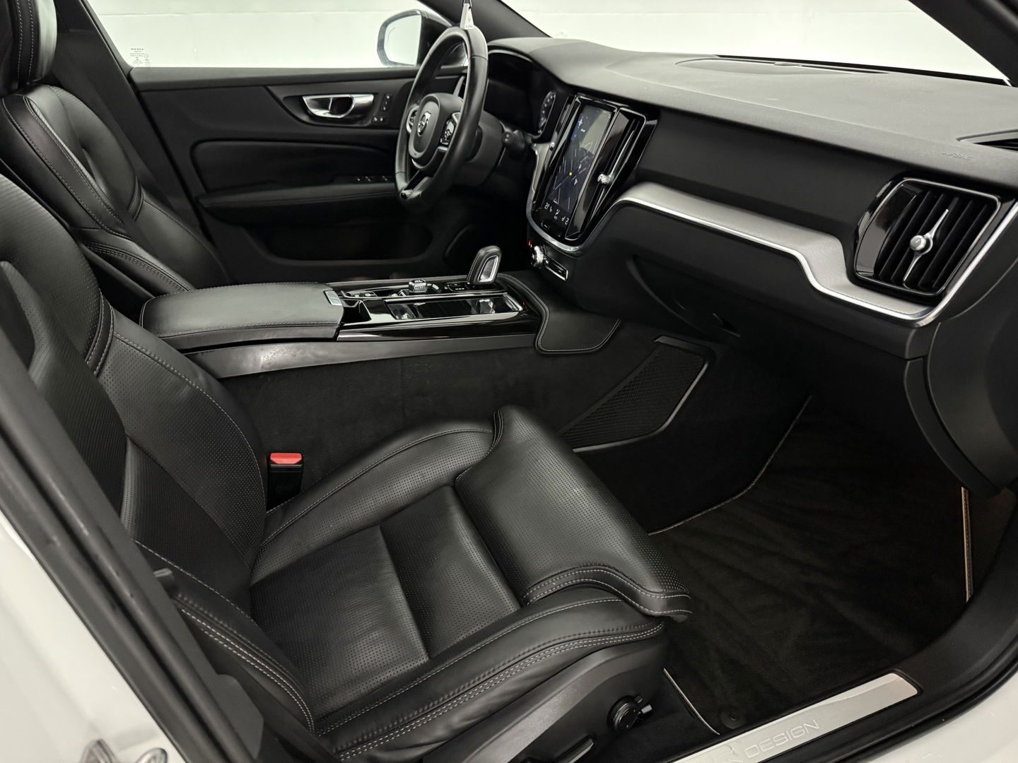 Volvo V60 2.0 T6 Twin Engine AWD 340PK R-Design | Pano | Memory | HuD | Sfeer | Massage | 360° | Trekh. | Stoel/Stuur verwarmd