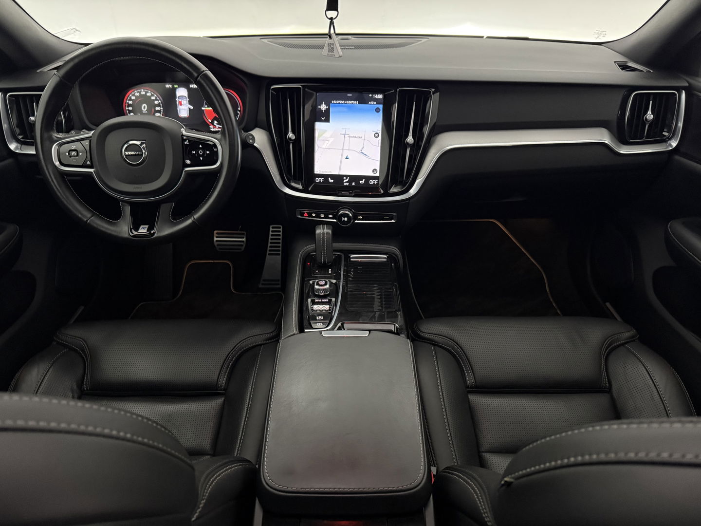 Volvo V60 2.0 T8 Twin Engine AWD 392PK R-Design | Pano | H/K | Massage | Virtual | Memory | Camera | Carplay | Stoelverw./Koeling | LED