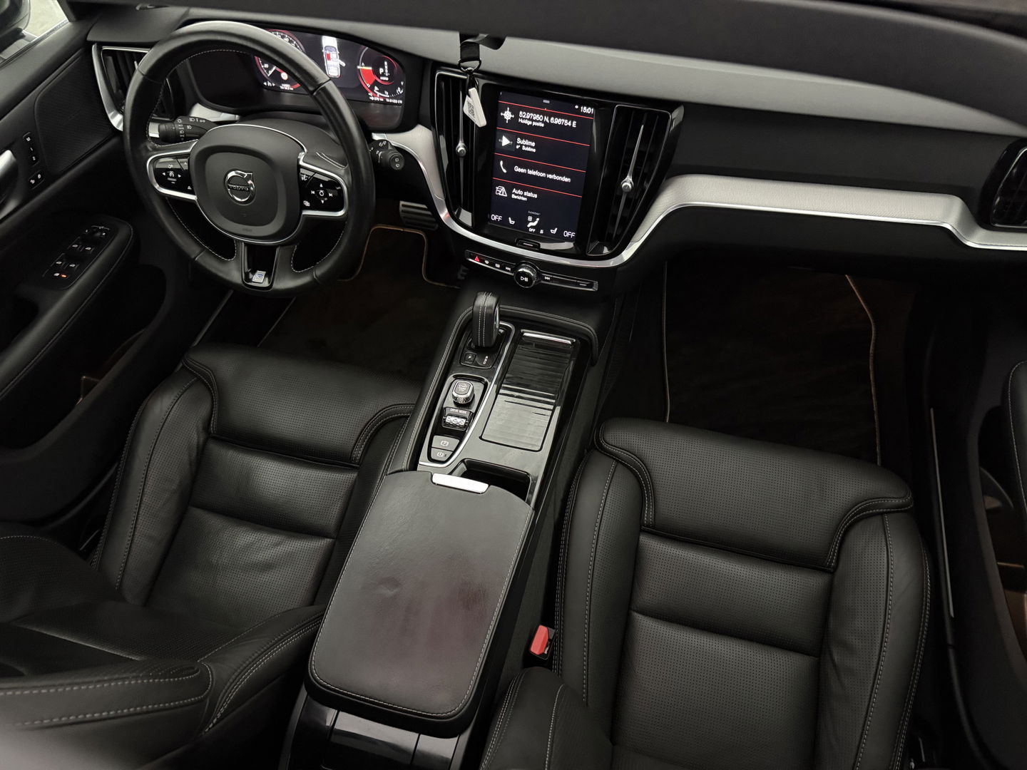 Volvo V60 2.0 T8 Twin Engine AWD 392PK R-Design | Pano | H/K | Massage | Virtual | Memory | Camera | Carplay | Stoelverw./Koeling | LED