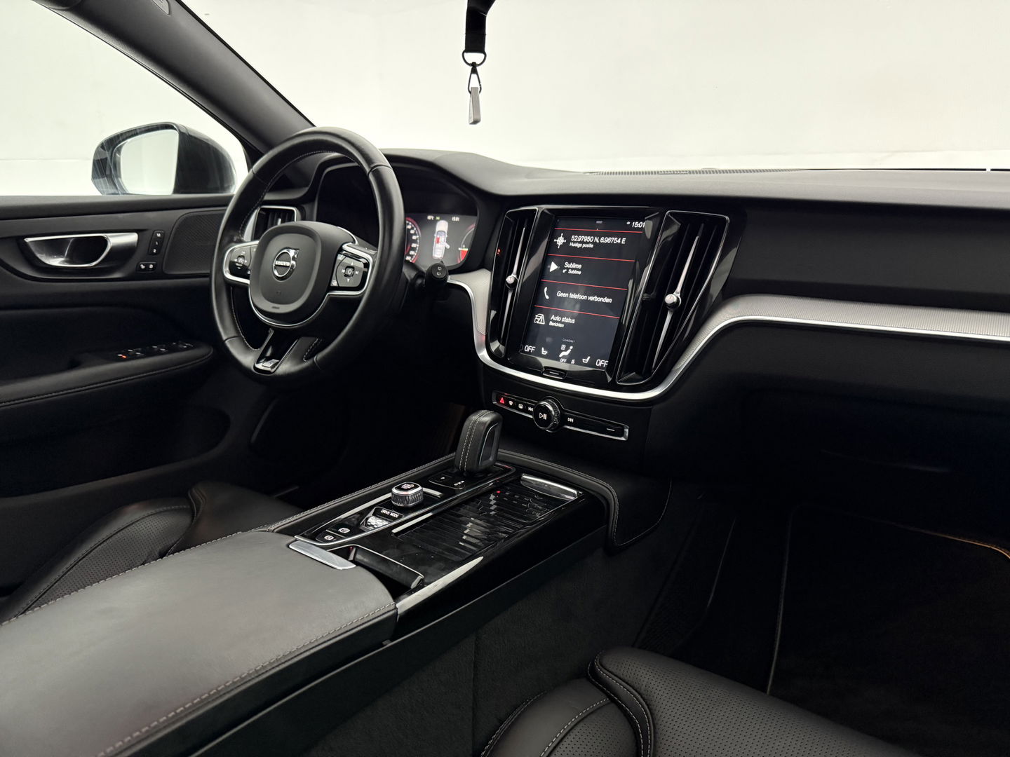Volvo V60 2.0 T8 Twin Engine AWD 392PK R-Design | Pano | H/K | Massage | Virtual | Memory | Camera | Carplay | Stoelverw./Koeling | LED