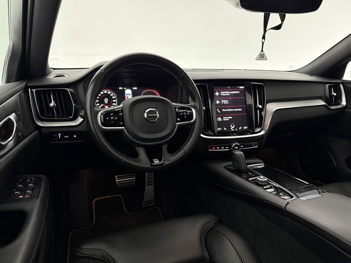 Volvo V60 2.0 T8 Twin Engine AWD 392PK R-Design | Pano | H/K | Massage | Virtual | Memory | Camera | Carplay | Stoelverw./Koeling | LED