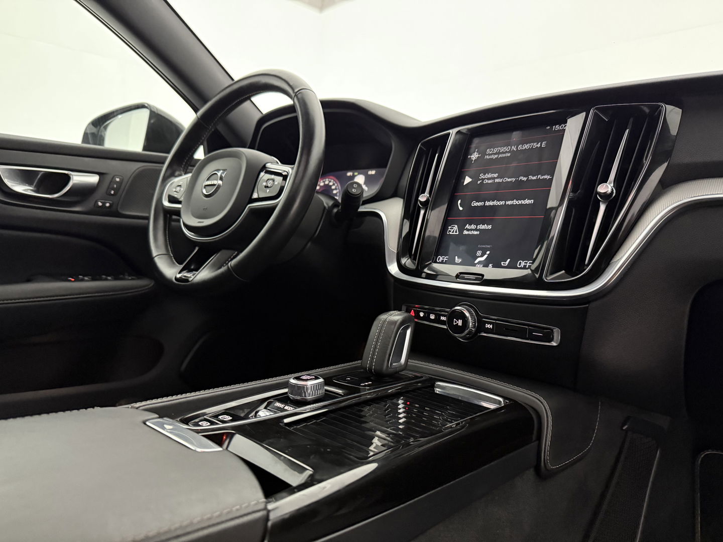 Volvo V60 2.0 T8 Twin Engine AWD 392PK R-Design | Pano | H/K | Massage | Virtual | Memory | Camera | Carplay | Stoelverw./Koeling | LED