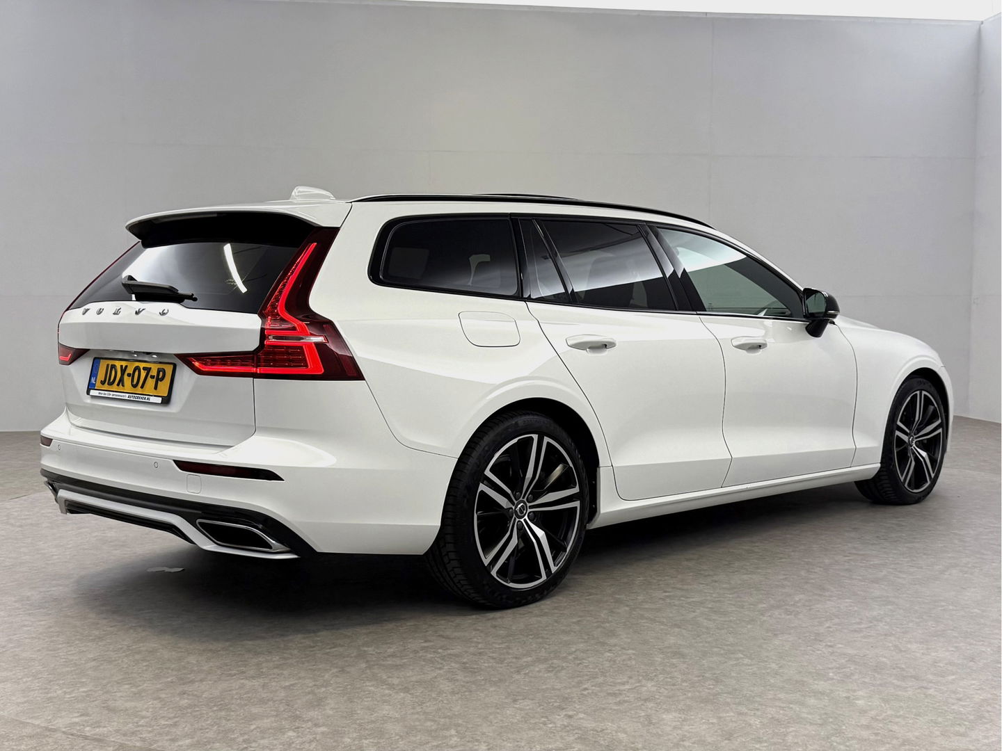 Volvo V60 2.0 T8 Twin Engine AWD 392PK R-Design | Pano | H/K | Massage | Virtual | Memory | Camera | Carplay | Stoelverw./Koeling | LED