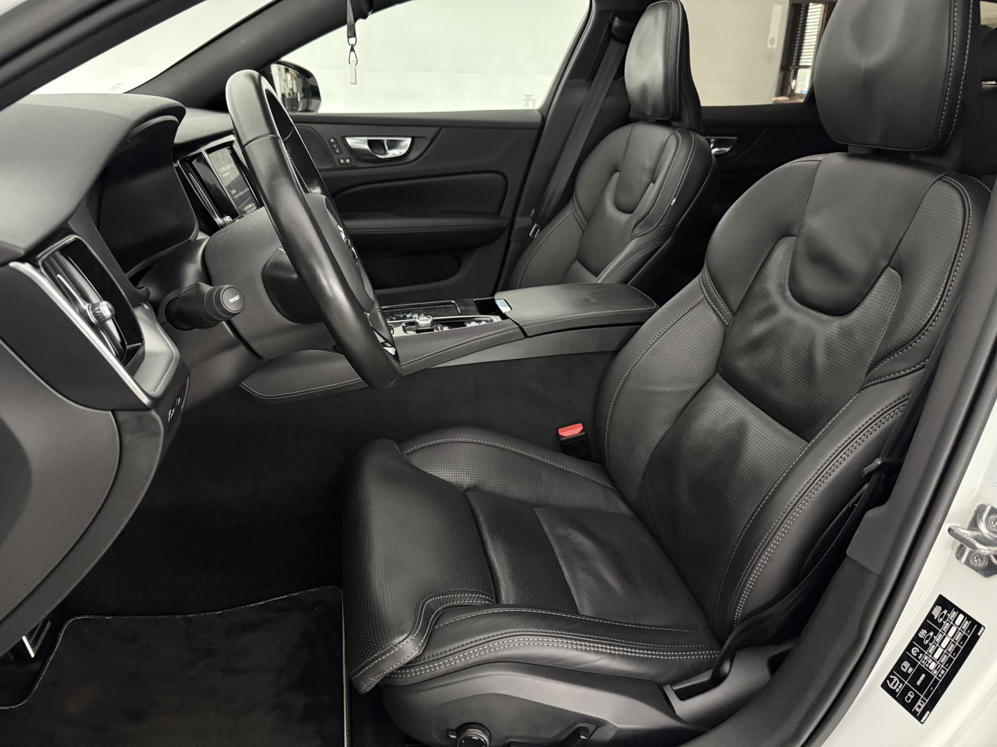 Volvo V60 2.0 T8 Twin Engine AWD 392PK R-Design | Pano | H/K | Massage | Virtual | Memory | Camera | Carplay | Stoelverw./Koeling | LED