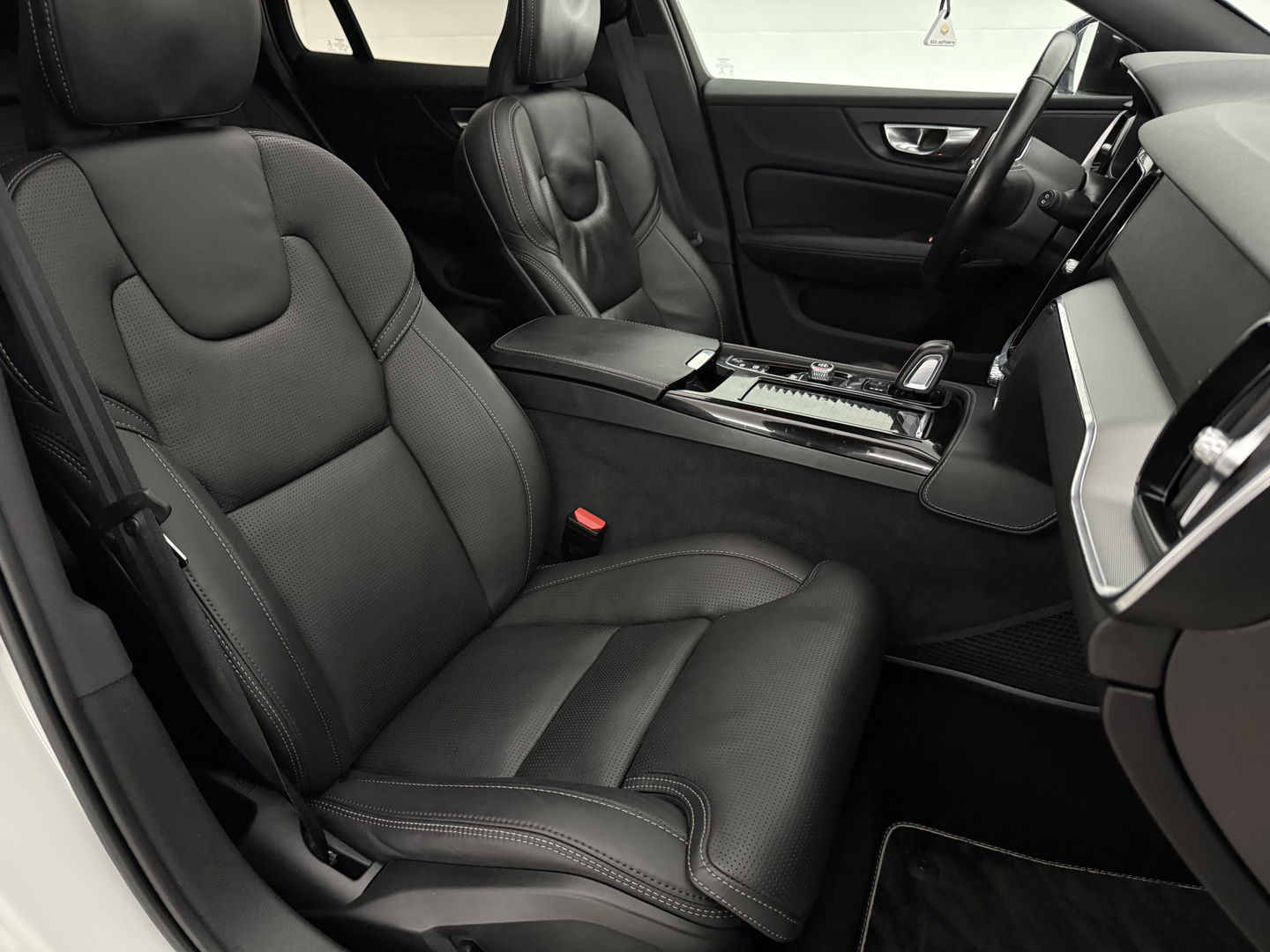 Volvo V60 2.0 T8 Twin Engine AWD 392PK R-Design | Pano | H/K | Massage | Virtual | Memory | Camera | Carplay | Stoelverw./Koeling | LED