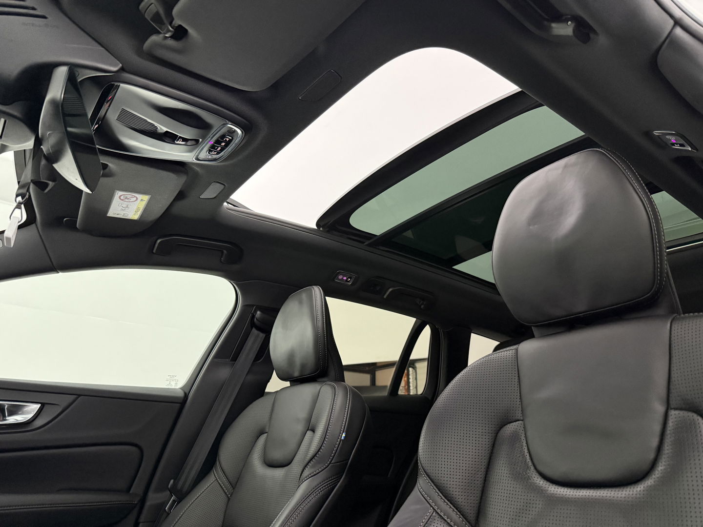 Volvo V60 2.0 T8 Twin Engine AWD 392PK R-Design | Pano | H/K | Massage | Virtual | Memory | Camera | Carplay | Stoelverw./Koeling | LED