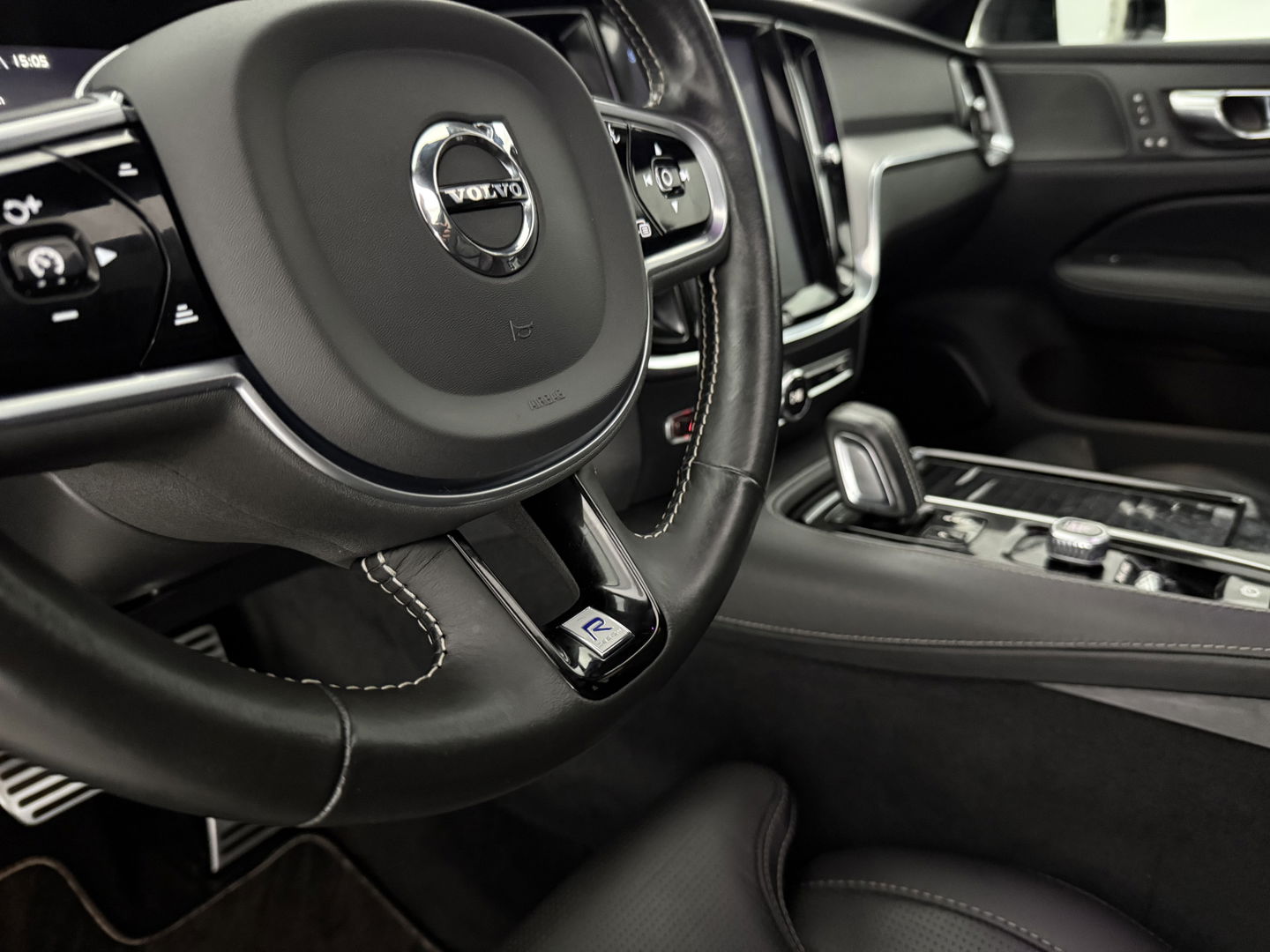 Volvo V60 2.0 T8 Twin Engine AWD 392PK R-Design | Pano | H/K | Massage | Virtual | Memory | Camera | Carplay | Stoelverw./Koeling | LED