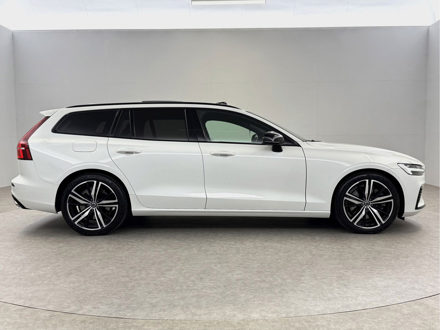 Volvo V60 2.0 T8 Twin Engine AWD 392PK R-Design | Pano | H/K | Massage | Virtual | Memory | Camera | Carplay | Stoelverw./Koeling | LED