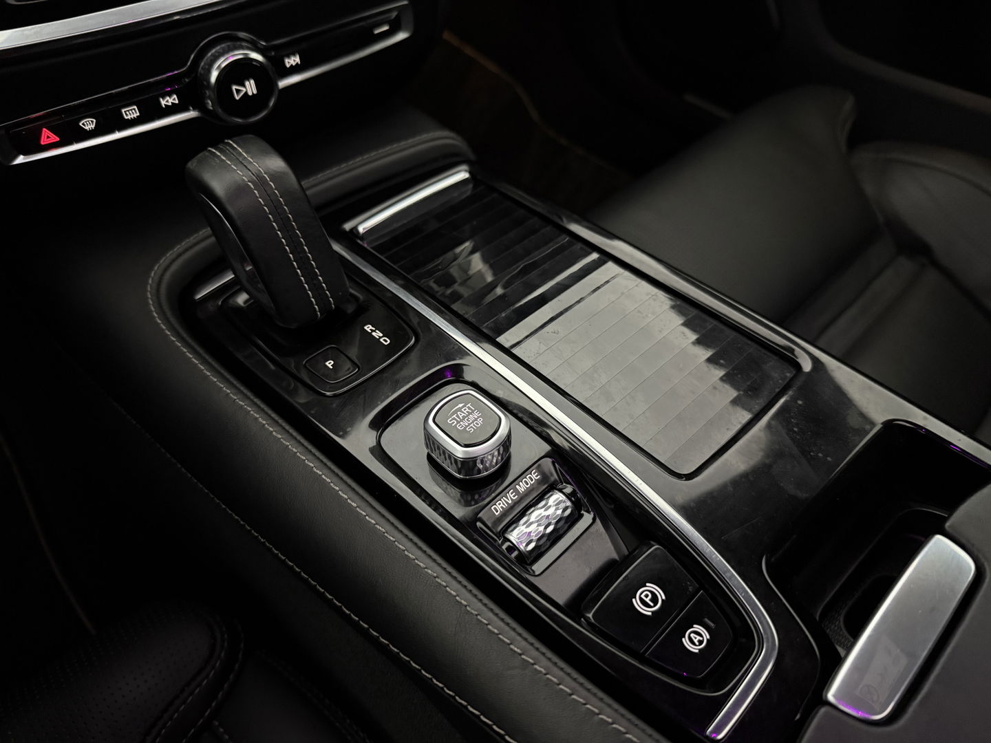 Volvo V60 2.0 T8 Twin Engine AWD 392PK R-Design | Pano | H/K | Massage | Virtual | Memory | Camera | Carplay | Stoelverw./Koeling | LED