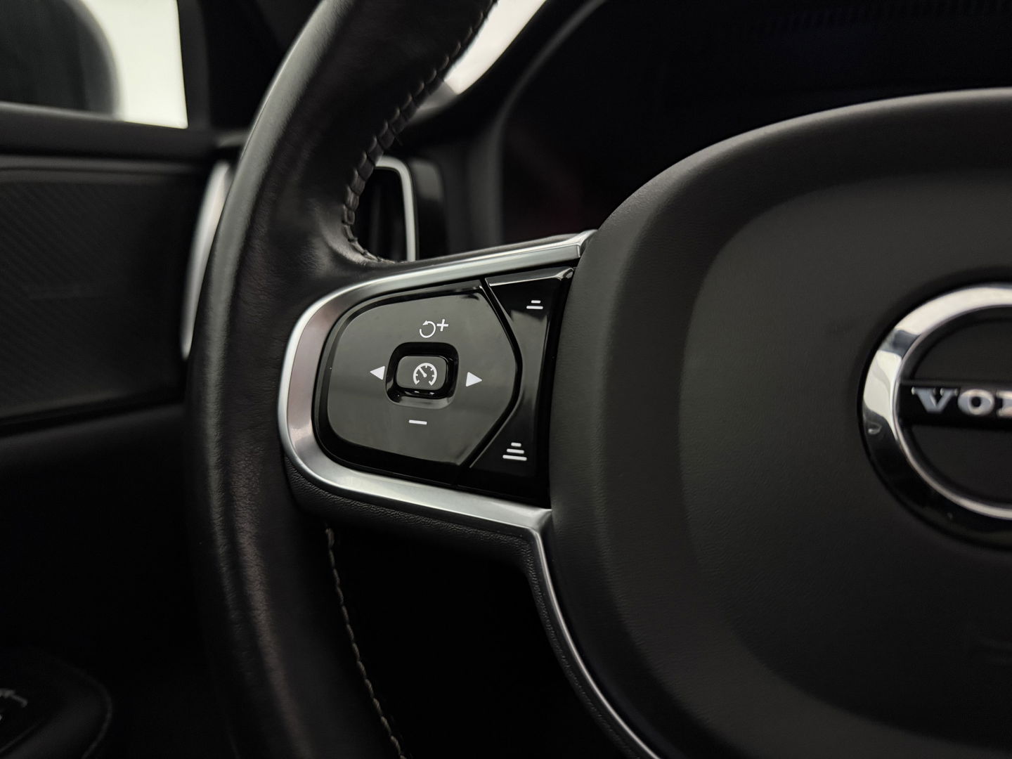 Volvo V60 2.0 T8 Twin Engine AWD 392PK R-Design | Pano | H/K | Massage | Virtual | Memory | Camera | Carplay | Stoelverw./Koeling | LED