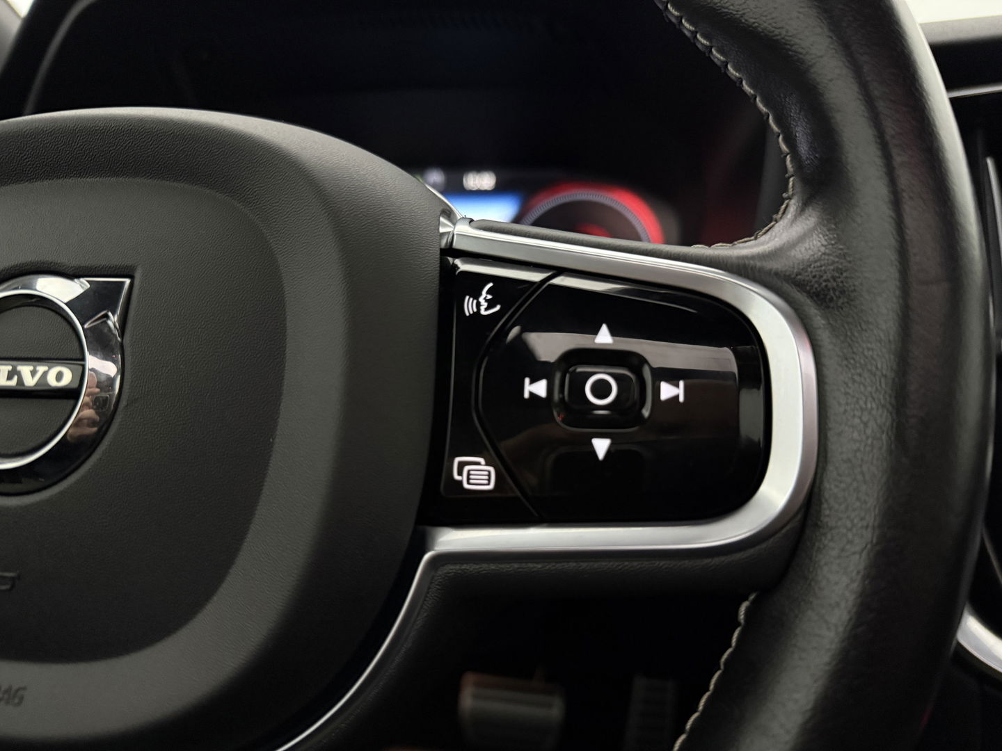 Volvo V60 2.0 T8 Twin Engine AWD 392PK R-Design | Pano | H/K | Massage | Virtual | Memory | Camera | Carplay | Stoelverw./Koeling | LED