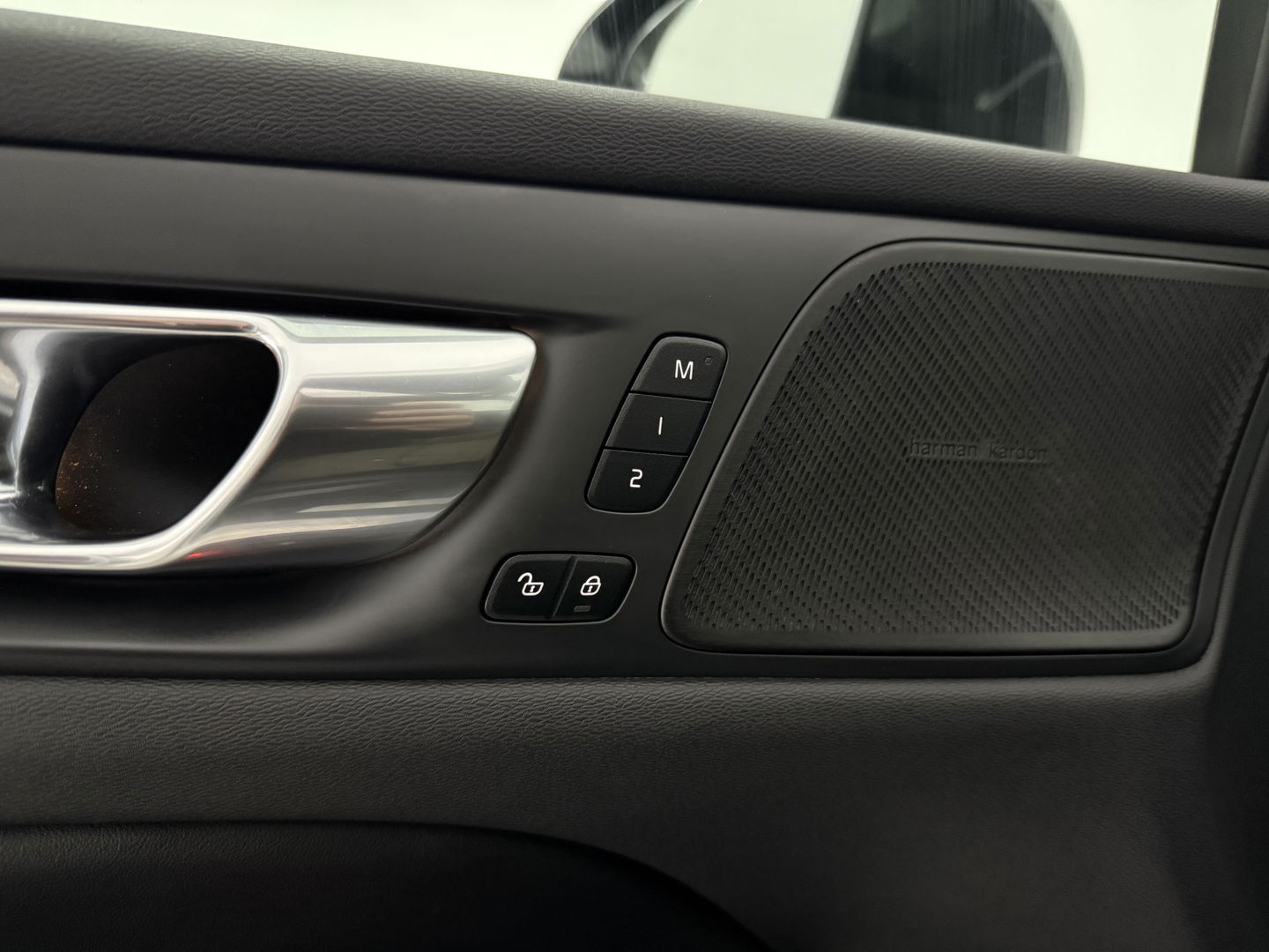 Volvo V60 2.0 T8 Twin Engine AWD 392PK R-Design | Pano | H/K | Massage | Virtual | Memory | Camera | Carplay | Stoelverw./Koeling | LED