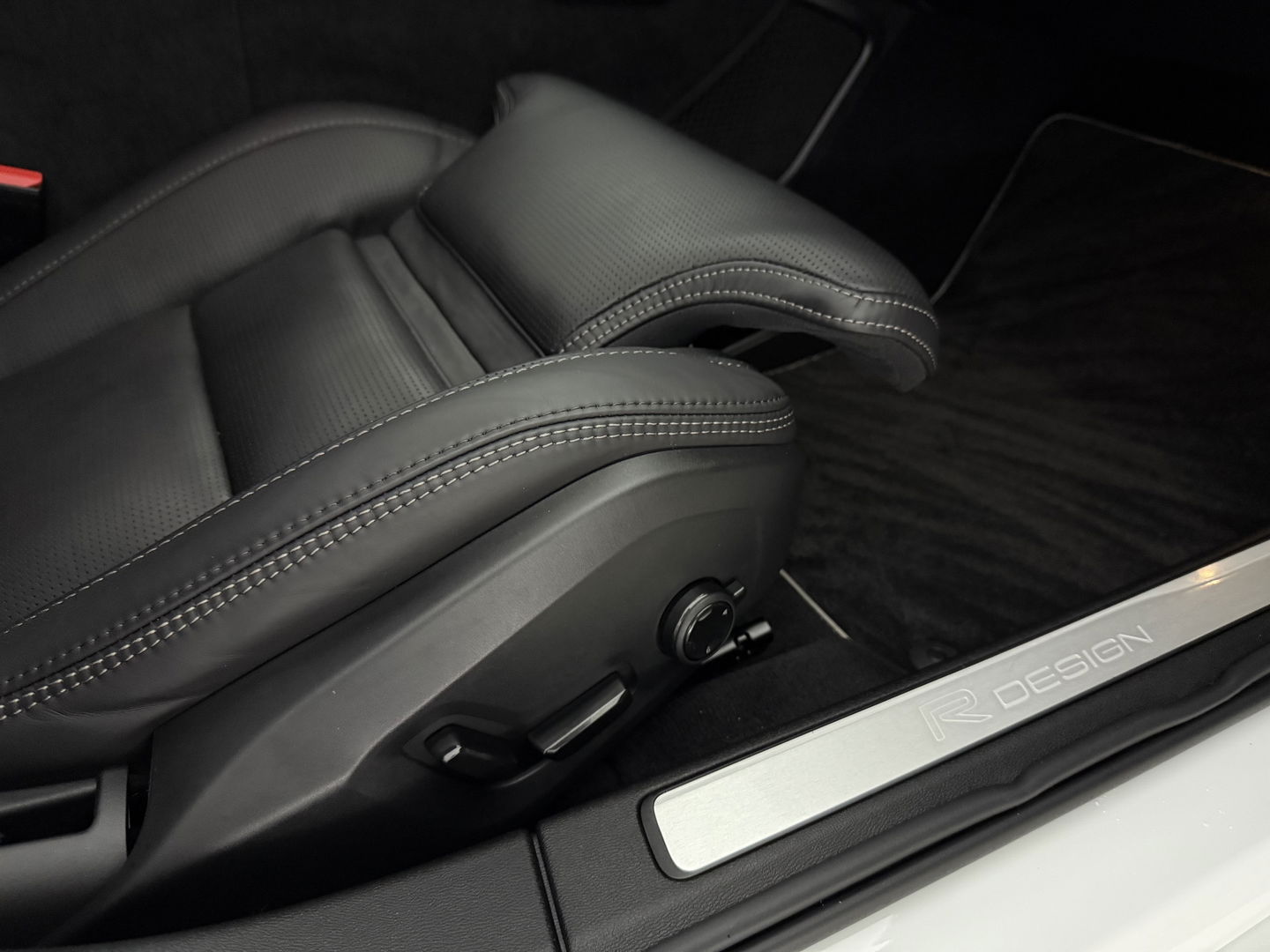 Volvo V60 2.0 T8 Twin Engine AWD 392PK R-Design | Pano | H/K | Massage | Virtual | Memory | Camera | Carplay | Stoelverw./Koeling | LED