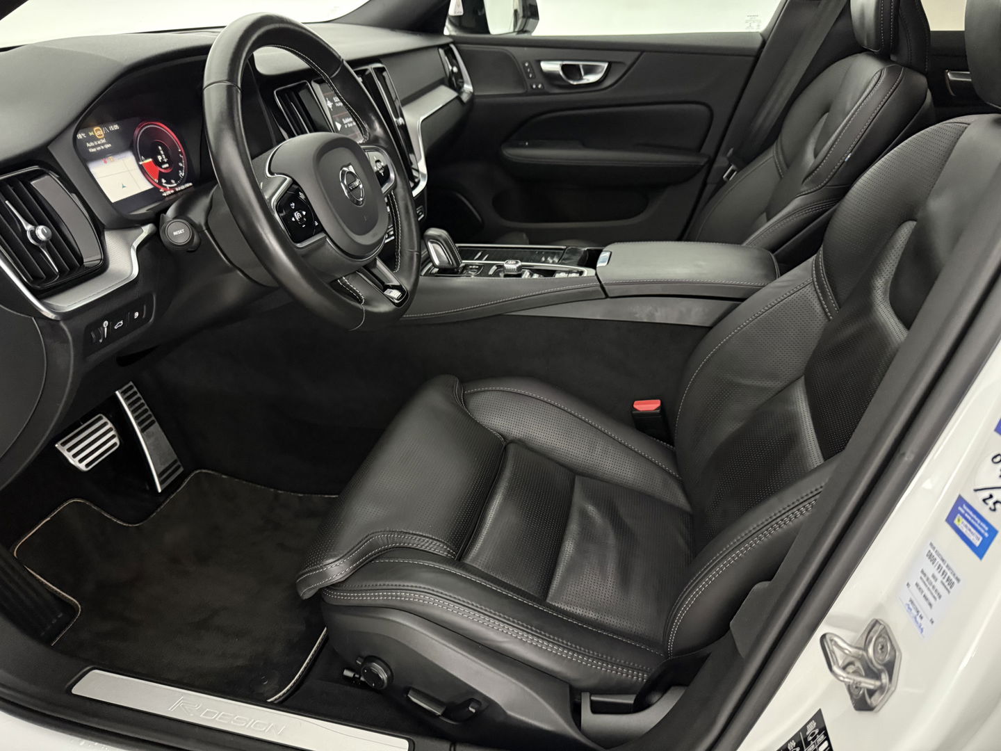 Volvo V60 2.0 T8 Twin Engine AWD 392PK R-Design | Pano | H/K | Massage | Virtual | Memory | Camera | Carplay | Stoelverw./Koeling | LED