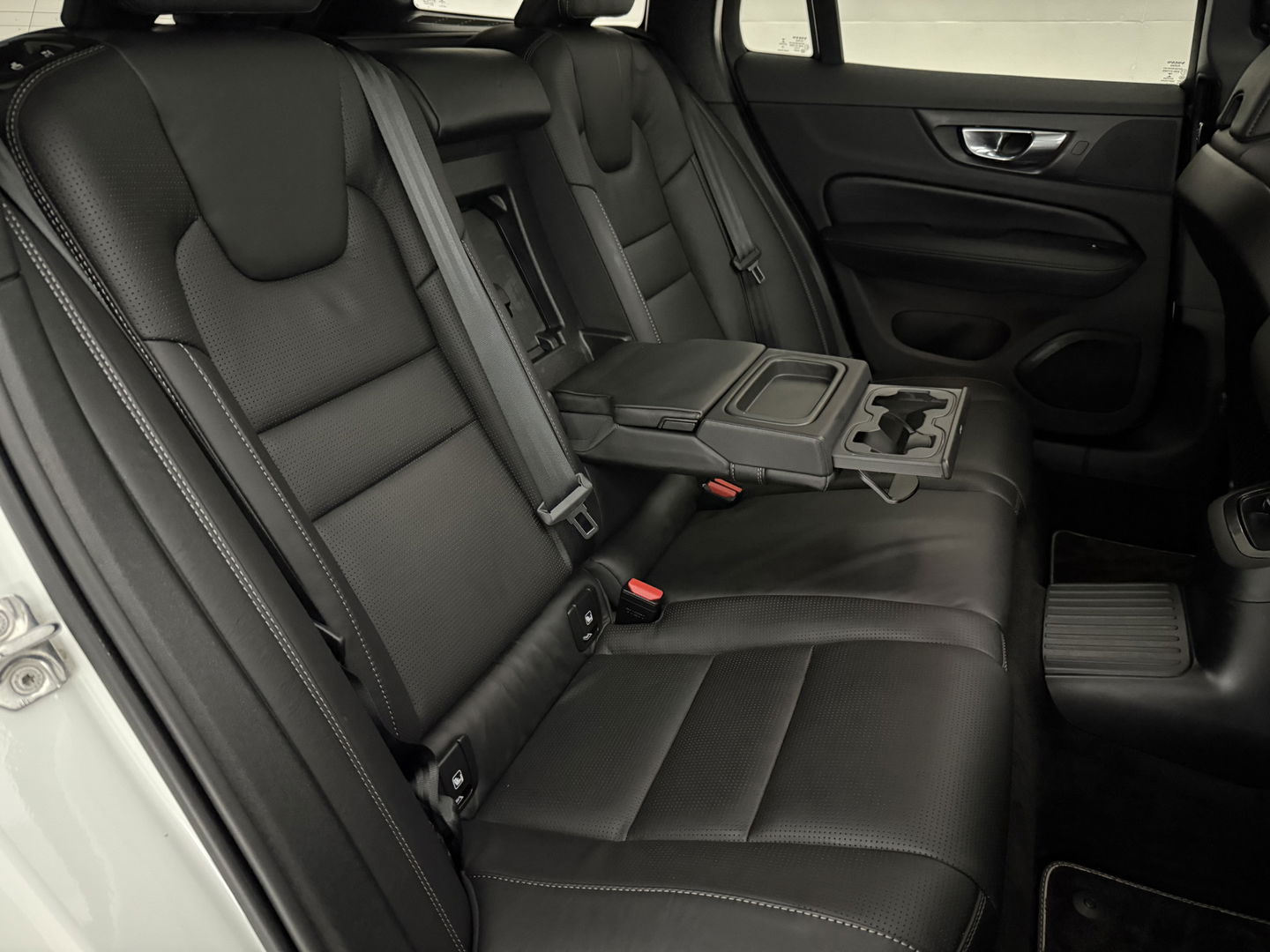 Volvo V60 2.0 T8 Twin Engine AWD 392PK R-Design | Pano | H/K | Massage | Virtual | Memory | Camera | Carplay | Stoelverw./Koeling | LED