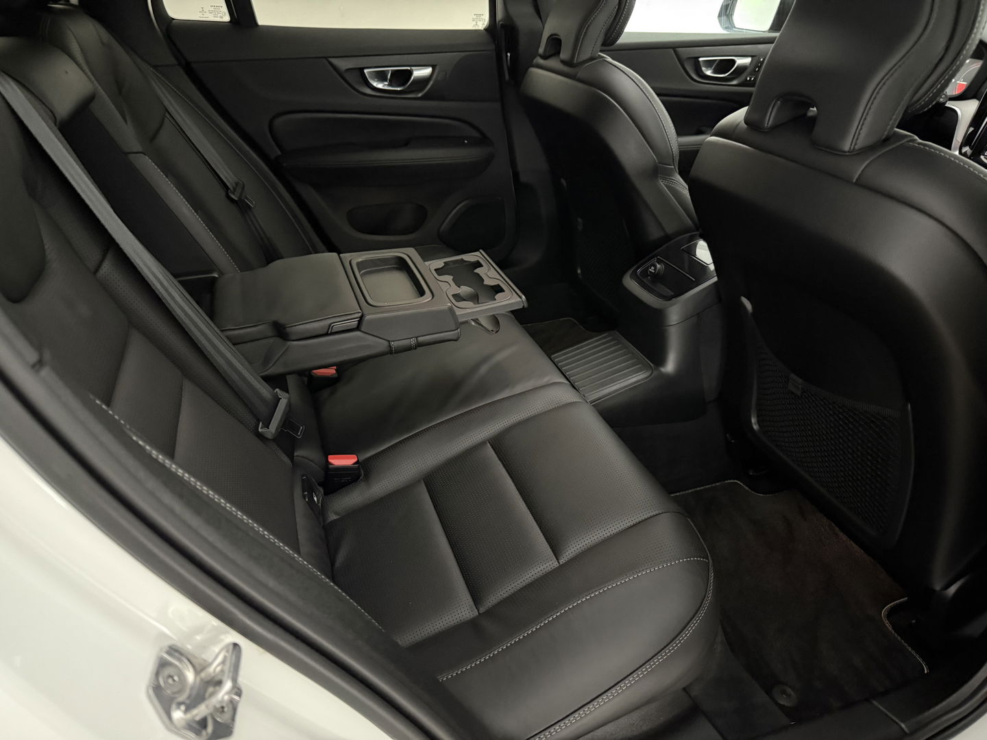 Volvo V60 2.0 T8 Twin Engine AWD 392PK R-Design | Pano | H/K | Massage | Virtual | Memory | Camera | Carplay | Stoelverw./Koeling | LED