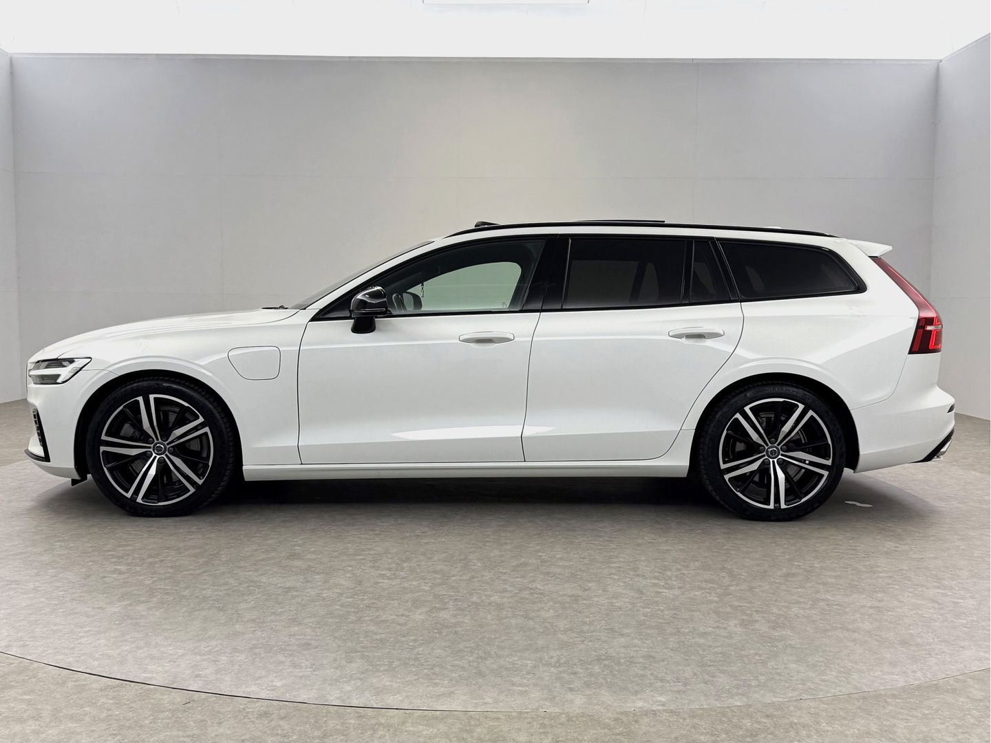 Volvo V60 2.0 T8 Twin Engine AWD 392PK R-Design | Pano | H/K | Massage | Virtual | Memory | Camera | Carplay | Stoelverw./Koeling | LED