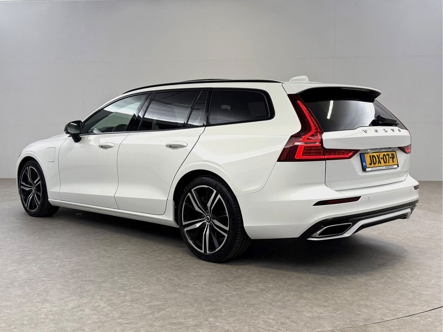 Volvo V60 2.0 T8 Twin Engine AWD 392PK R-Design | Pano | H/K | Massage | Virtual | Memory | Camera | Carplay | Stoelverw./Koeling | LED