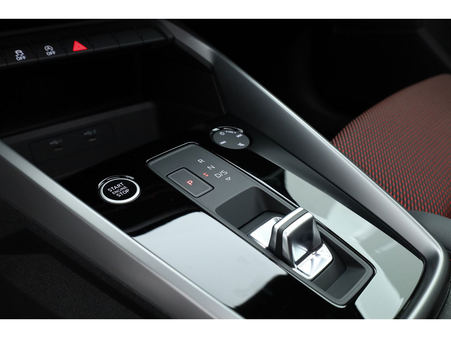 Audi A3 Sportback 35 TFSI | Pano | Afn. Trekhaak | Sportstoelen | Apple CarPlay | Stoelverw. | Camera | 17"