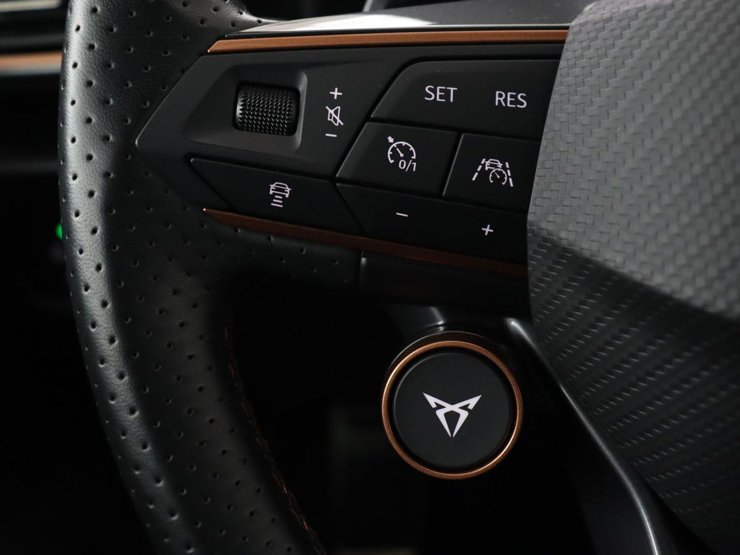 CUPRA Leon 2.0 TSI | 300pk | Panoramadak | Leder | Stoelverwarming | Carplay | Camera | Adaptive cruise | Navigatie | 19'' | Sfeerverlichting | Memory | Keyless | Sportstoelen