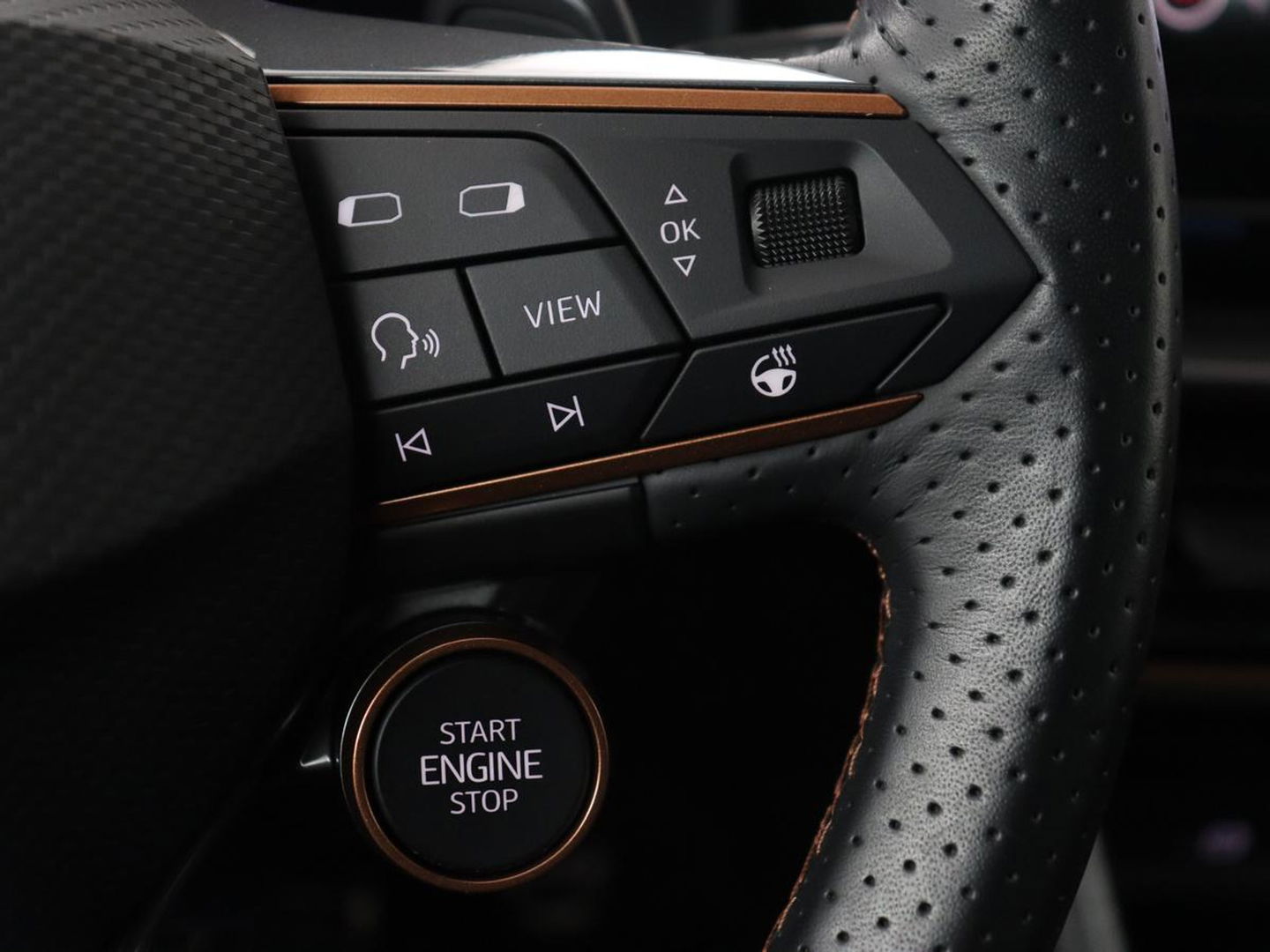 CUPRA Leon 2.0 TSI | 300pk | Panoramadak | Leder | Stoelverwarming | Carplay | Camera | Adaptive cruise | Navigatie | 19'' | Sfeerverlichting | Memory | Keyless | Sportstoelen