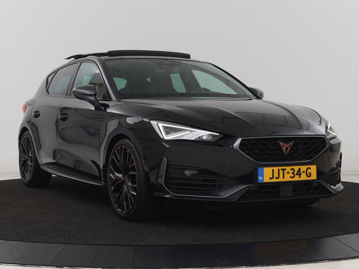 CUPRA Leon 2.0 TSI | 300pk | Panoramadak | Leder | Stoelverwarming | Carplay | Camera | Adaptive cruise | Navigatie | 19'' | Sfeerverlichting | Memory | Keyless | Sportstoelen