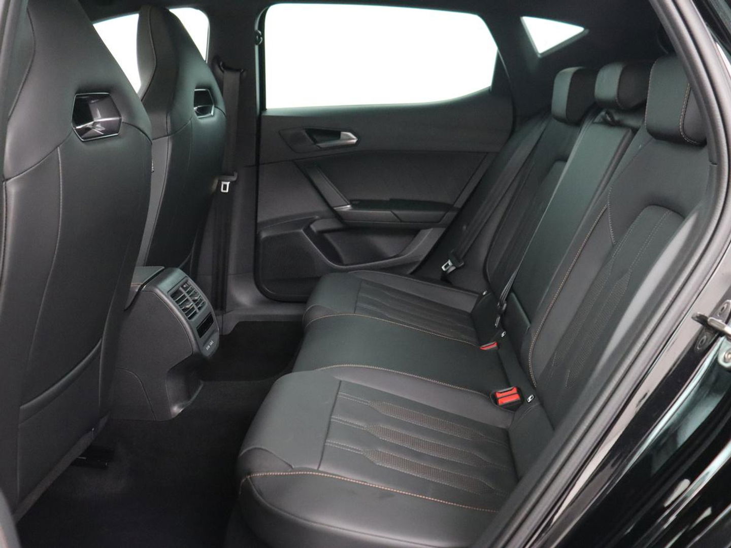 CUPRA Leon 2.0 TSI | 300pk | Panoramadak | Leder | Stoelverwarming | Carplay | Camera | Adaptive cruise | Navigatie | 19'' | Sfeerverlichting | Memory | Keyless | Sportstoelen