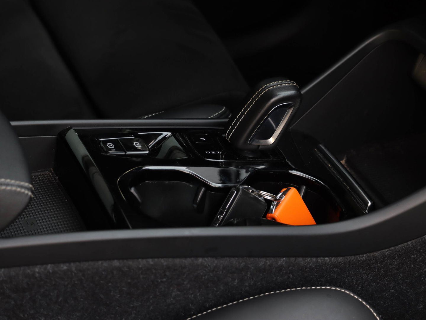 Volvo XC40 T4 Recharge R-Design 211PK Leder/Alcantara Camera ACC TwoTone lak