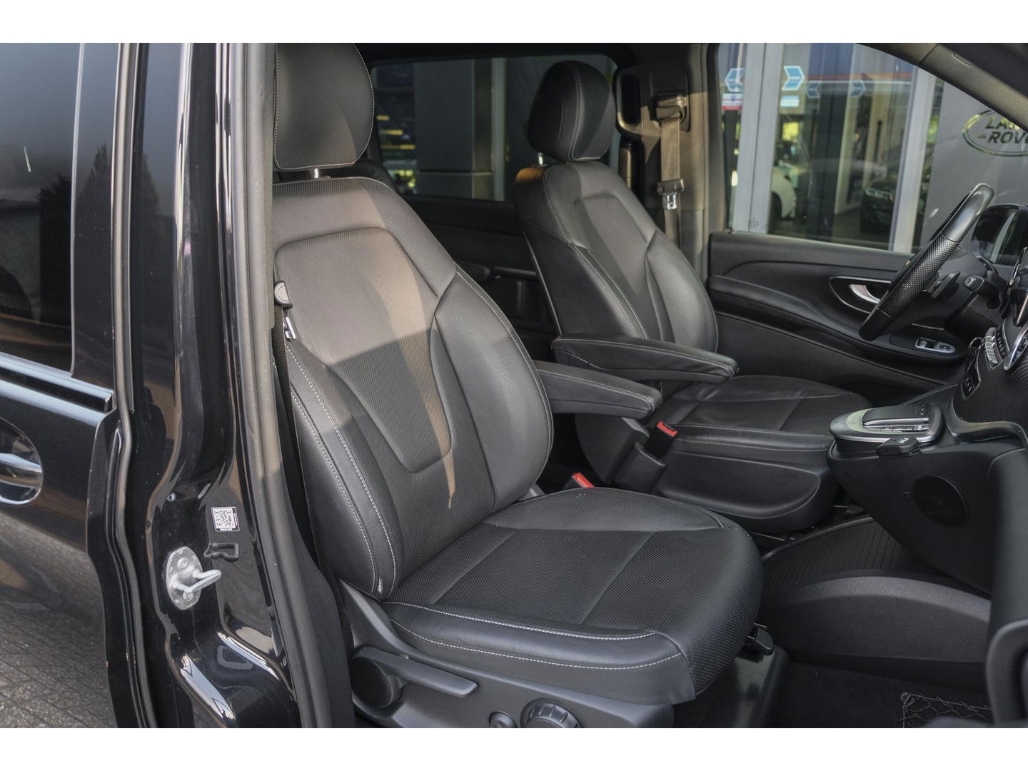 Mercedes-Benz V-Klasse V300d AMG 240pk Extra Lang XL Burmester Elektrische schuifdeuren Trekhaak Night pakket Black Edition