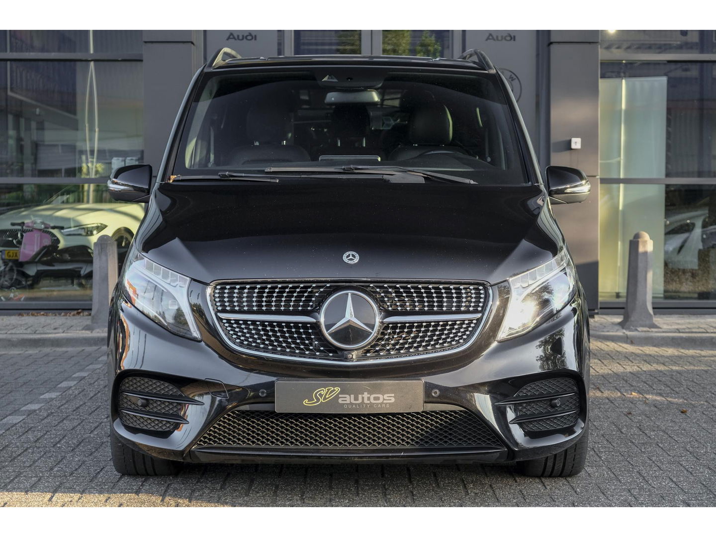 Mercedes-Benz V-Klasse V300d AMG 240pk Extra Lang XL Burmester Elektrische schuifdeuren Trekhaak Night pakket Black Edition