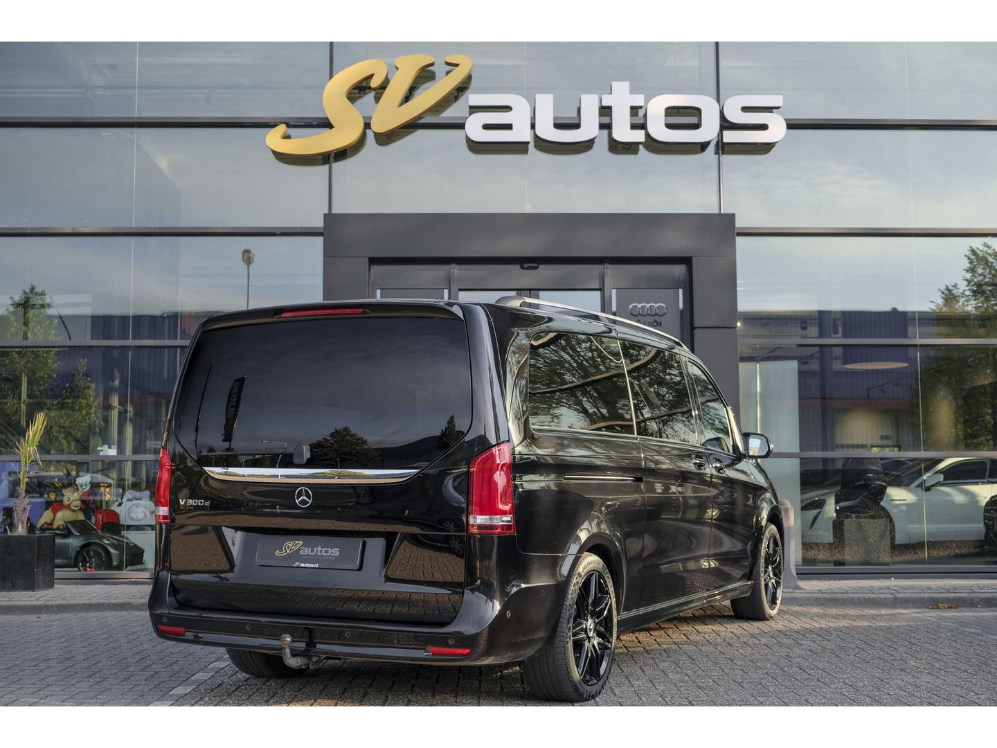 Mercedes-Benz V-Klasse V300d AMG 240pk Extra Lang XL Burmester Elektrische schuifdeuren Trekhaak Night pakket Black Edition